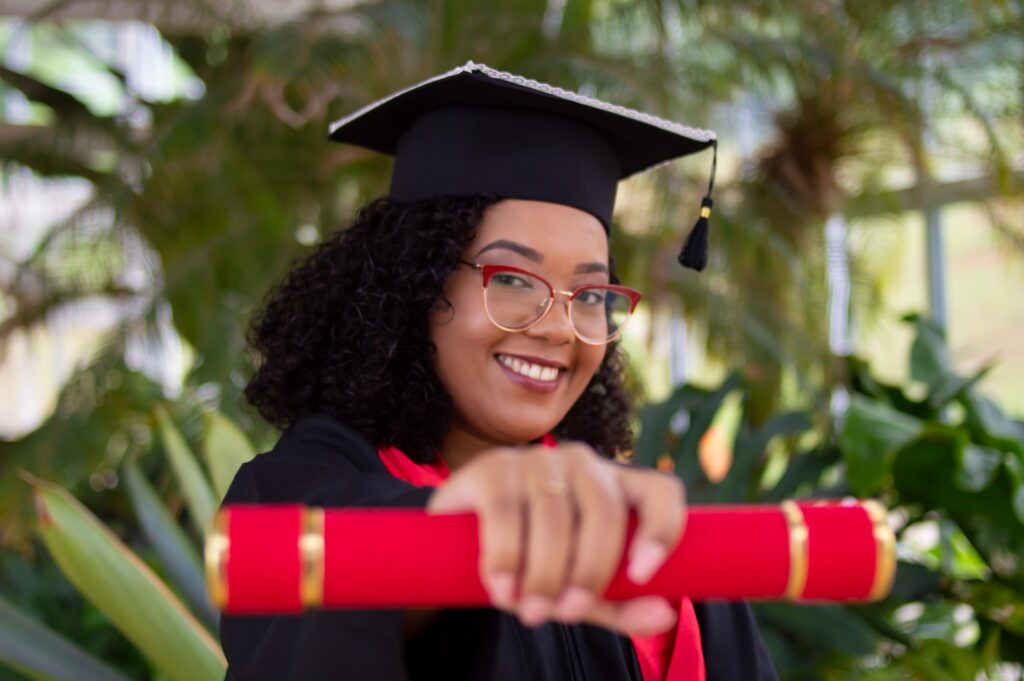 Une jeune femme tenant fièrement son diplôme