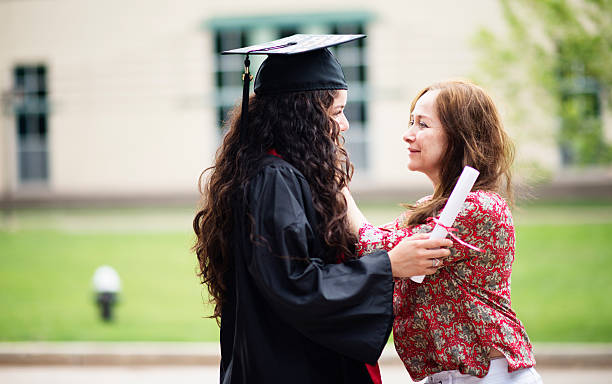 Une maman félicitant sa fille pour avoir obtenu son diplôme - Participer Réussite Educative Québec
